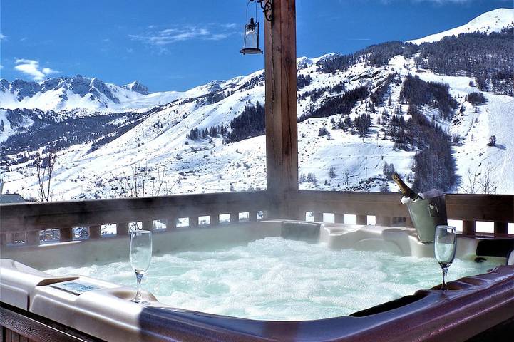 Chalet pour 14 personnes, avec terrasse et jardin ainsi que sauna et jacuzzi, animaux acceptés dans Vars (station de ski)