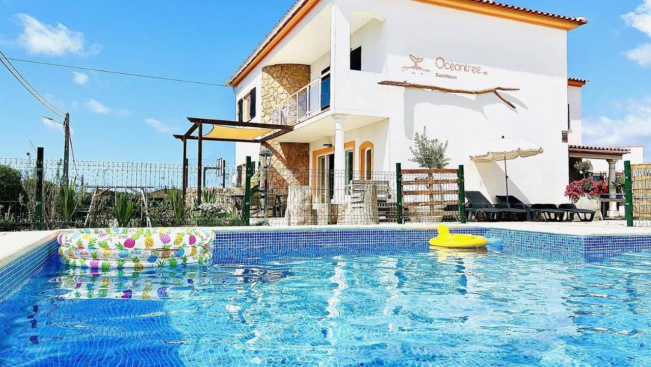 Four-Bedroom House in Atouguia da Baleia, Leiria District