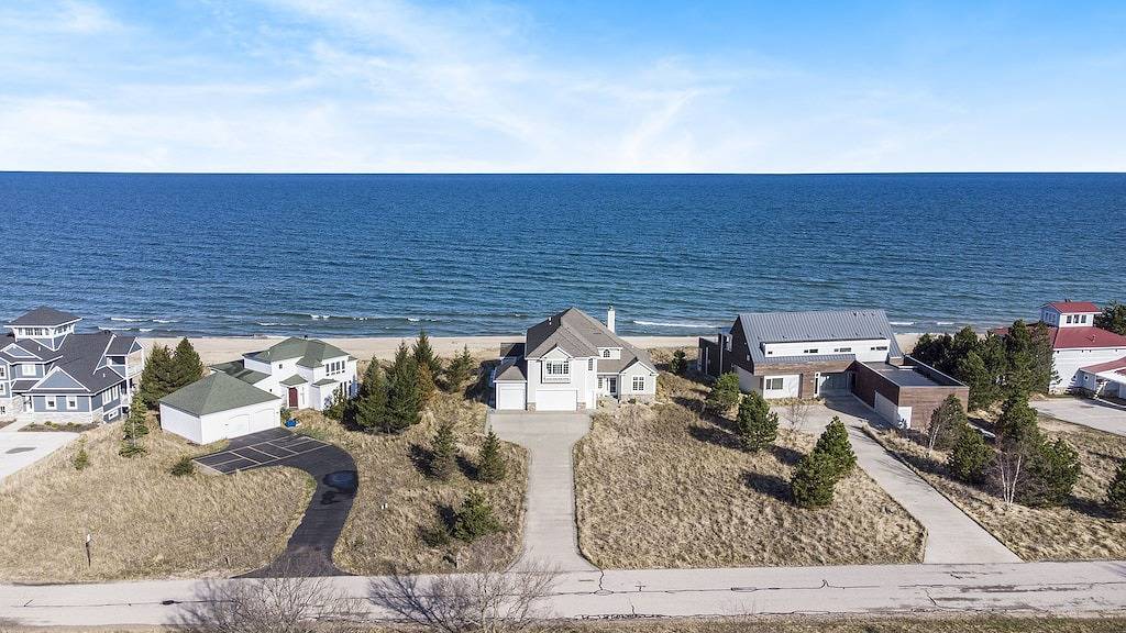 Exquisite Private Lake Front Family Home in Manistee, Manistee County