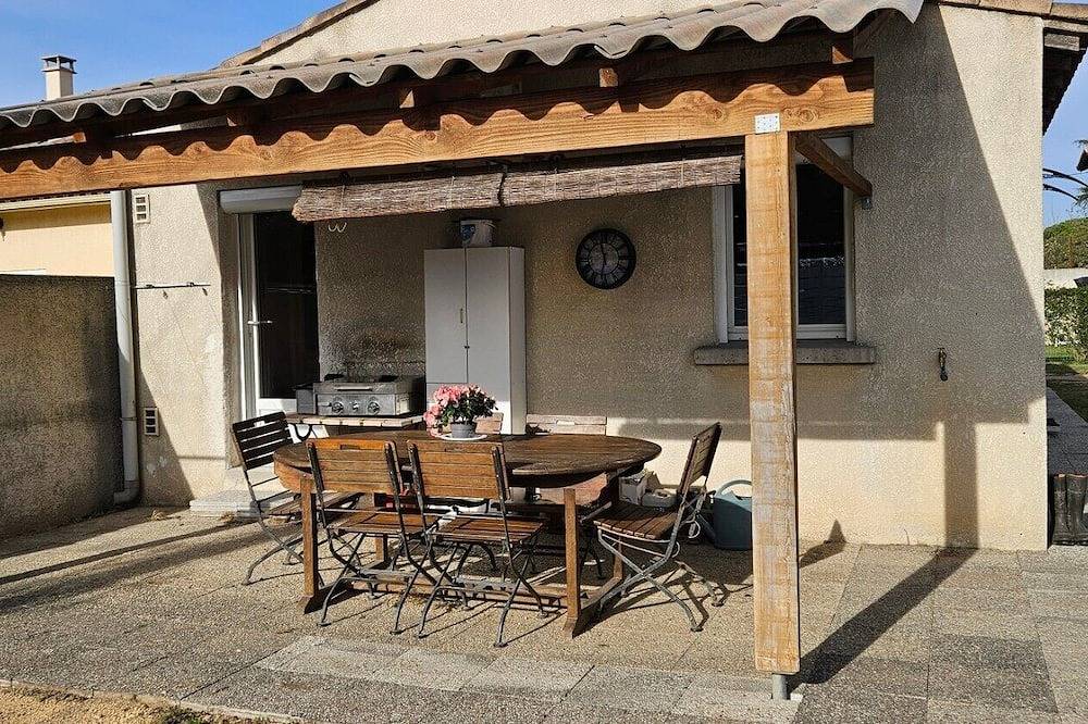 Holiday Home 'Villa En Camargue' with Shared Pool, Wi-Fi and Air Conditioning in Vauvert, Nimes region