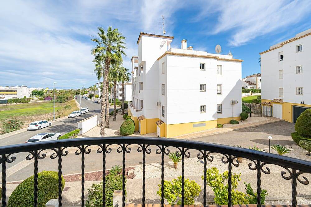 Apartamento entero, Apartamento 'Villamartin' con piscina compartida, Wi-Fi y aire acondicionado in Monte Golf, Orihuela