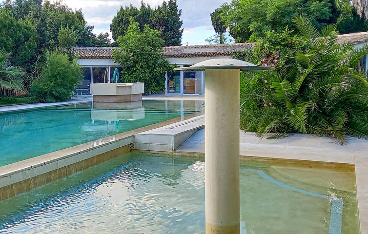 Luxus-Ferienwohnung mit Pool und AC in der Nähe von Aramon City Center in Aramon, Nimes und Umgebung