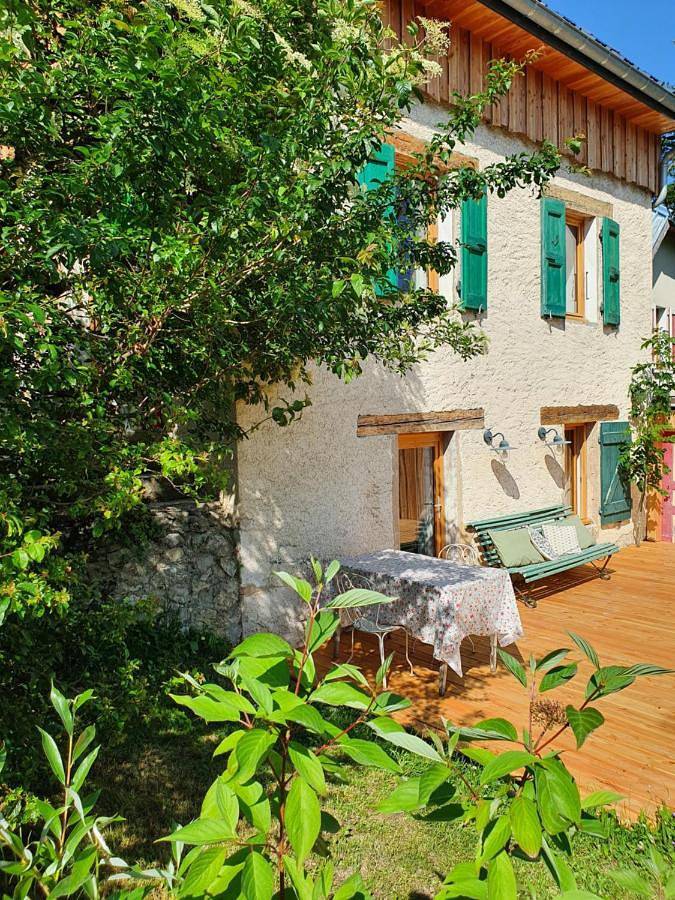 Location de vacances pour 8 personnes, avec vue et jardin à Château-Bernard