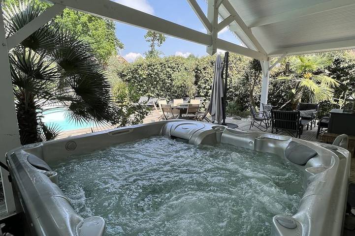 Ferienhaus für 8 Personen, mit Whirlpool und Terrasse sowie Garten