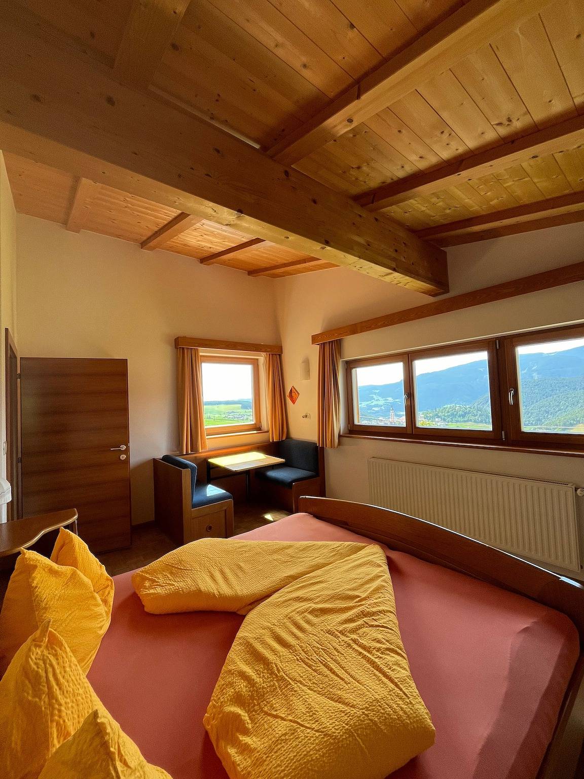 Ganze Wohnung, Ferienwohnung 'Residenz Zirmer Wohnung Luft' mit Bergblick, Gemeinschaftsgarten und Wlan in Tiosels, Kastelruth