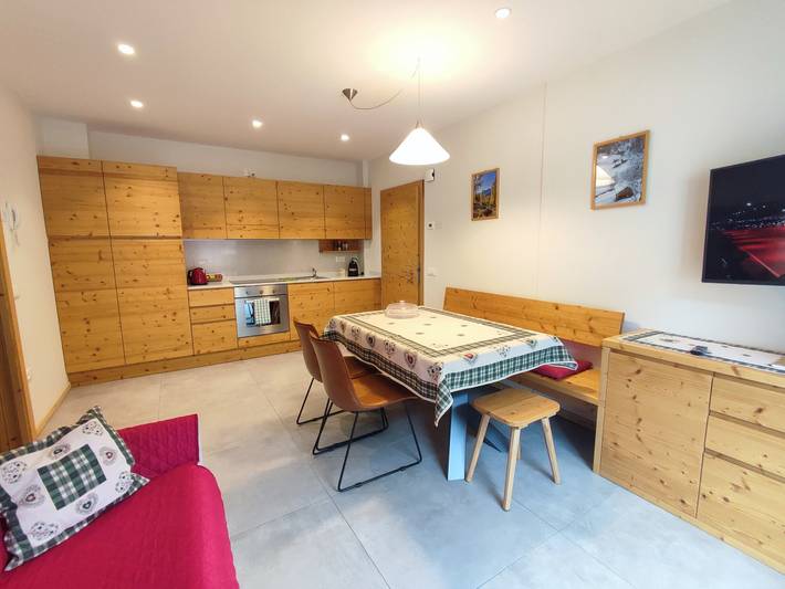 Apartamento inteiro, Apartamento 'Casa Vacanze Heidi em Val Di Rabbi' com Vista Montanha, Varanda e Wi-Fi in San Bernardo (Rabbi), Rabbi