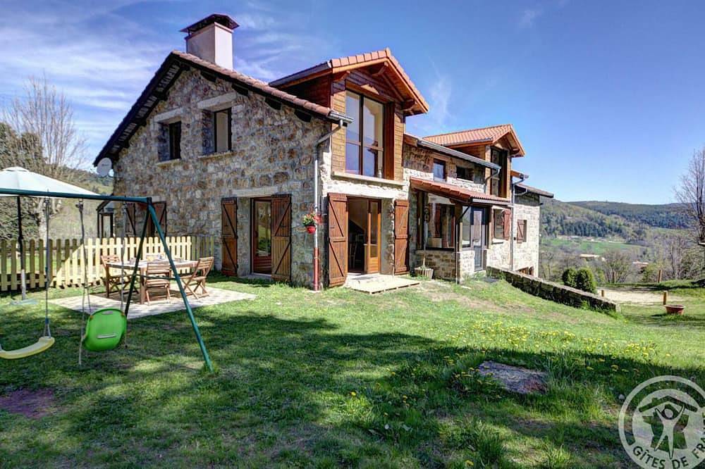 Gîte authentique avec cheminée, animaux admis et Wifi en bordure de forêt in La Versanne, Parc Naturel Régional du Pilat