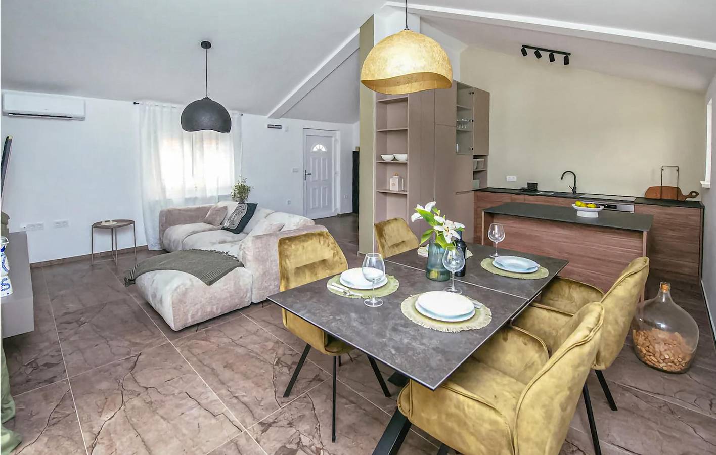 Ganze Ferienwohnung, Entspannung nur 2 km von Benkovac entfernt: Apartment am Pool mit Terrasse und WLAN in Šopot, Grad Benkovac