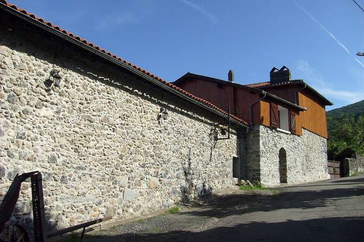 Location de vacances pour 25 personnes, avec Balcon et Jacuzzi ainsi que Terrasse et Jardin à Sacoué