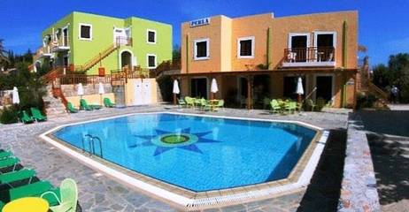 Cottage pour 6 personnes, avec balcon ainsi que piscine et jardin dans Agia Pelagia