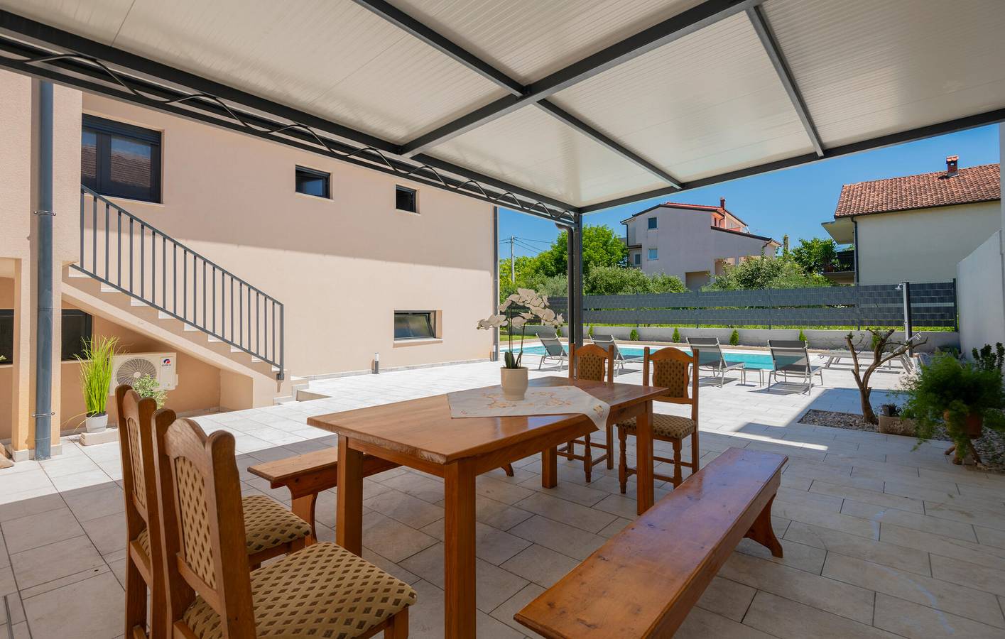 Sonnig, 2 km vom Fluss entfernt: Modernes Apartment mit Pool, Terrasse und WLAN in Imotski, Makarska Riviera