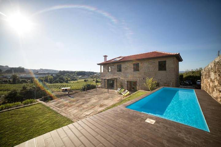 Location de vacances pour 10 personnes, avec Balcon et Terrasse ainsi que Jardin et Piscine dans Rebordões