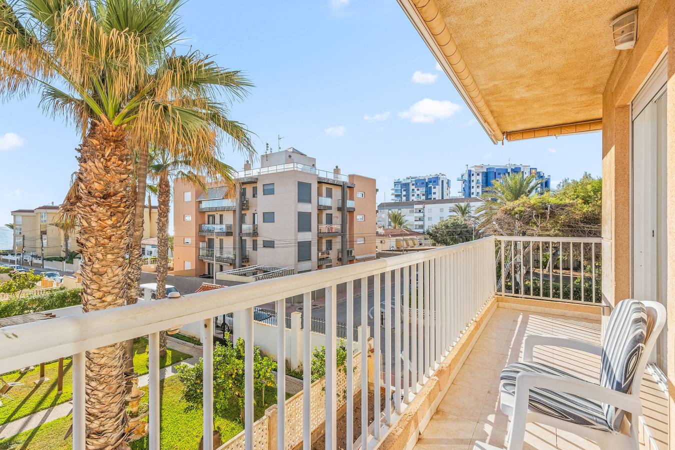 Apartamento entero, Apartamento 'Pleamar 23' con vistas al mar, Wi-Fi y aire acondicionado in Punta Prima (Alicante), Torrevieja