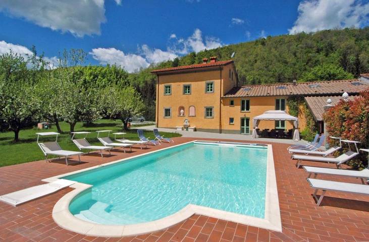 Villa pour 14 personnes, avec Jacuzzi et Terrasse ainsi que Jardin et Piscine à Pistoia