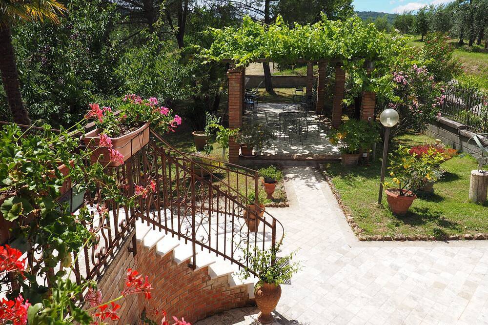 Ganze Wohnung, Casa Pozzo, umgeben von viel Grün, nur wenige Kilometer von San Gimignano entfernt, ideal für Paare in San Gimignano, Siena Provinz