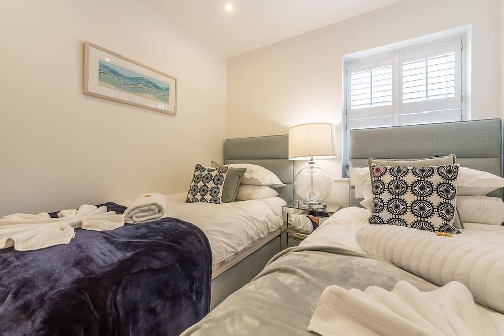 Entire apartment, A stunning first floor apartment with panoramic views, not far from the beach. in Carbis Bay, Cornwall