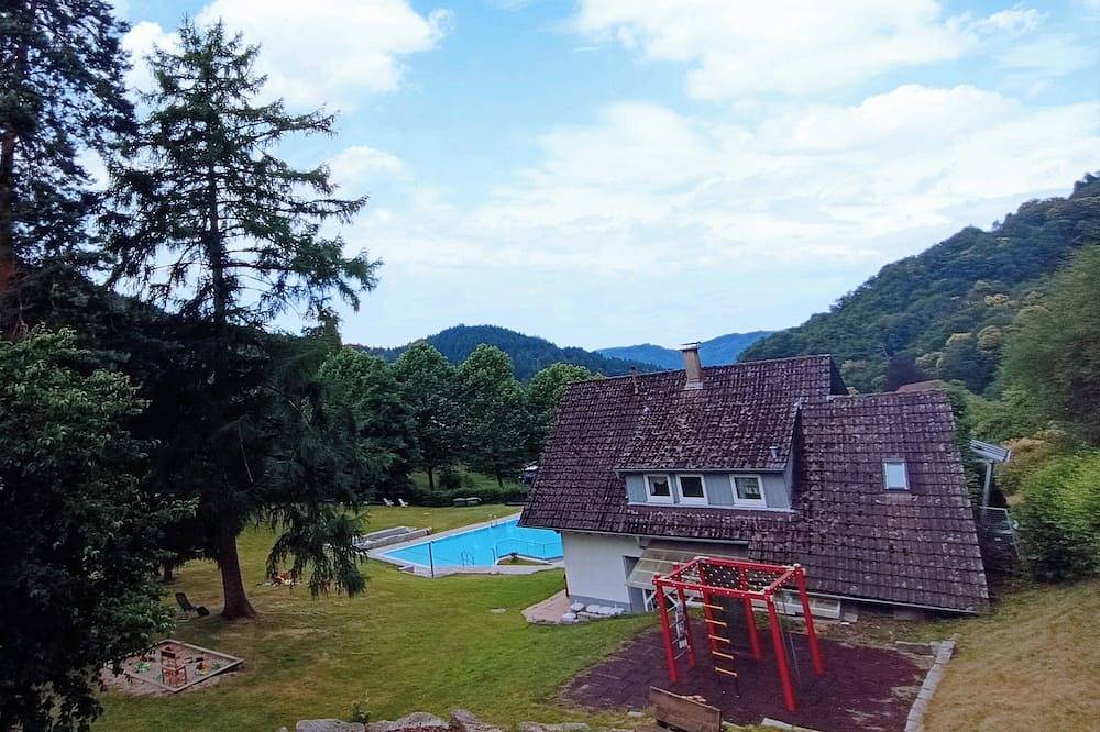 Ganze Wohnung, Ferienwohnung mit Balkonpanorama mit Lesematerial, Spielen und Fitnessraum in Gernsbach, Nordschwarzwald