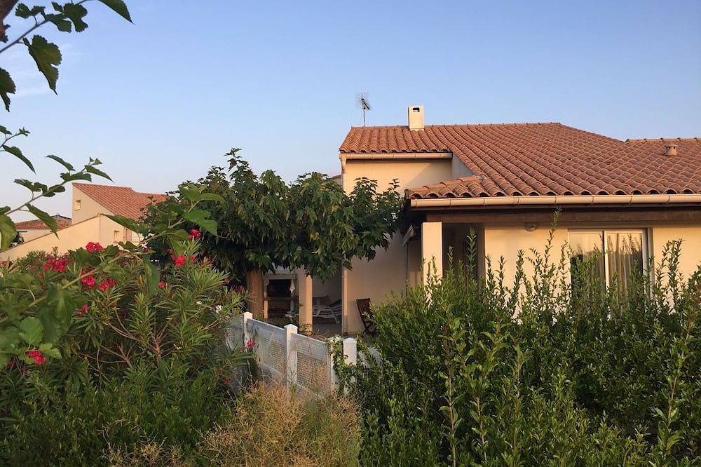 Grande Villa  - cour et terrasses ouvertes sur le lac Salonique in Port Camargue, Le Grau-du-Roi