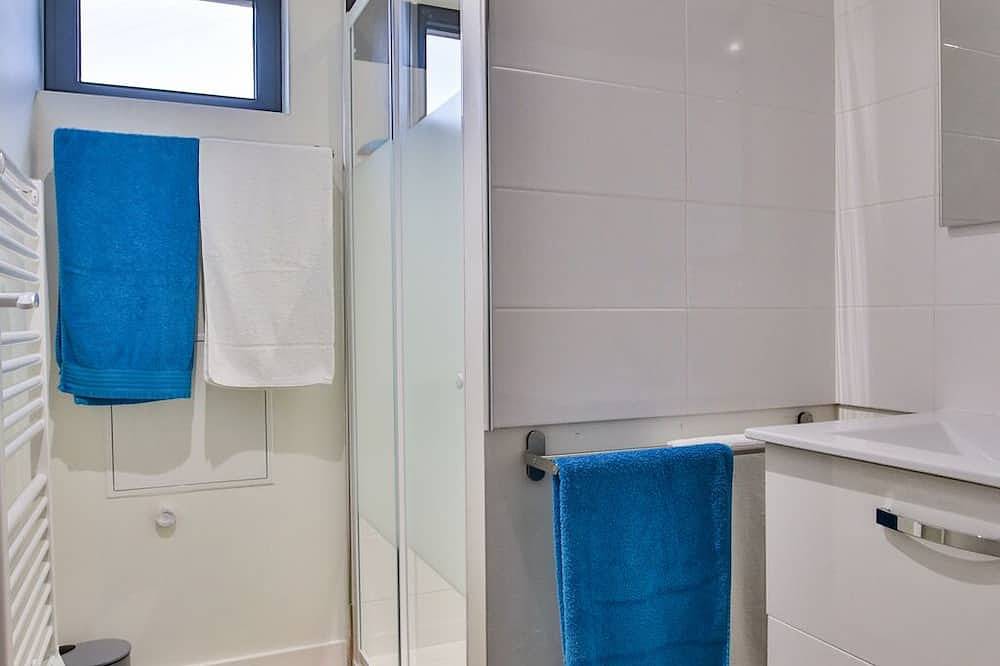 Chalet-Campagne-Confortable-Baño para personas con movilidad reducida-Vista a... in Clermont-Créans, Sarthe