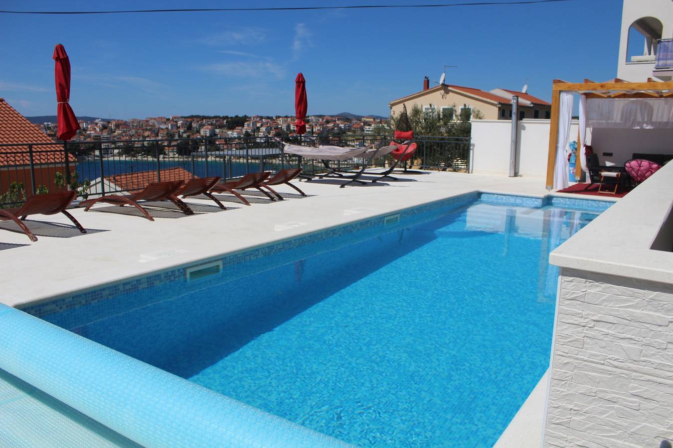 Ganze Wohnung, Beheizter Swimmingpool, atemberaubende Terrasse mit Meerblick a7, in Okrug Gornji, Ciovo