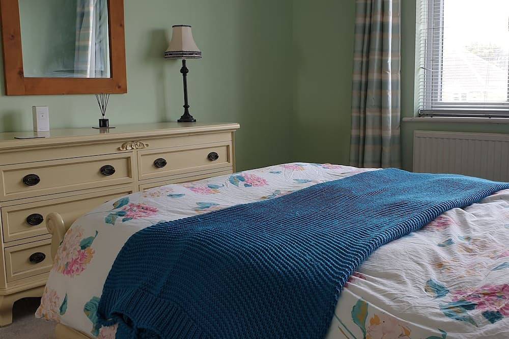 T's Beach House       Beautiful sea  views and direct beach access in New Romney, Kent