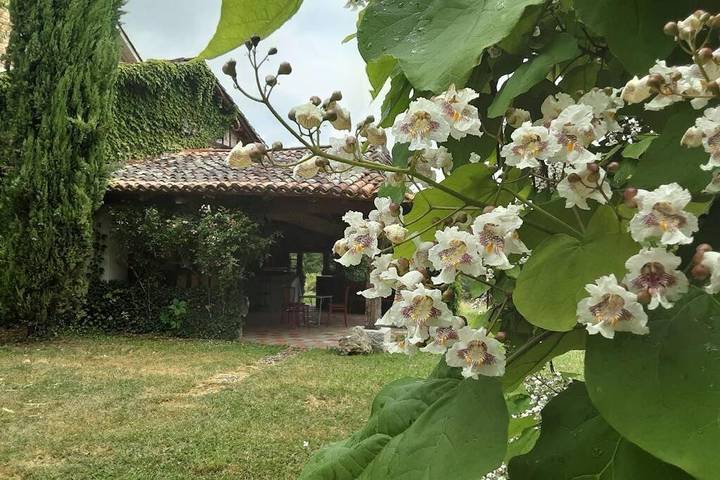 Location de vacances pour 7 personnes, avec Terrasse ainsi que Jardin et Vue à Saint-André-de-Double