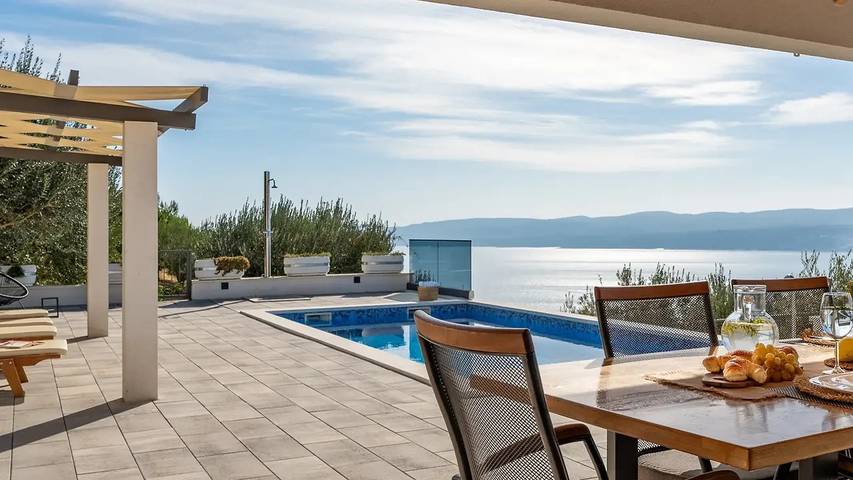 Villa pour 4 personnes, avec piscine ainsi que terrasse et jardin à Céline