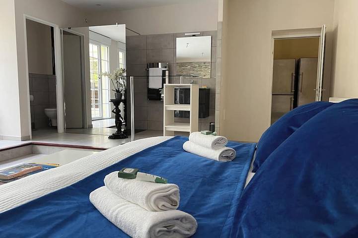 Location de vacances pour 12 personnes, avec terrasse et jardin, animaux acceptés à Roussas - 4