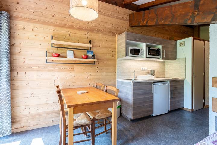 Entire studio, Studio Apartment '15 - La Marmotte' with Mountain View, Balcony and Wi-Fi in Cohennoz, Albertville region