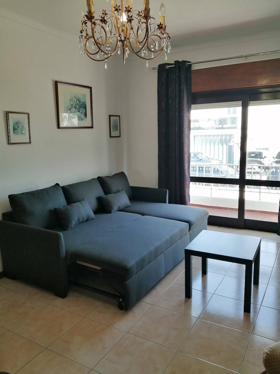 Entire apartment, Holiday Apartment 'Casa Guerreiro' with Wi-Fi & Balcony; Street Parking Available in Albufeira, Faro District