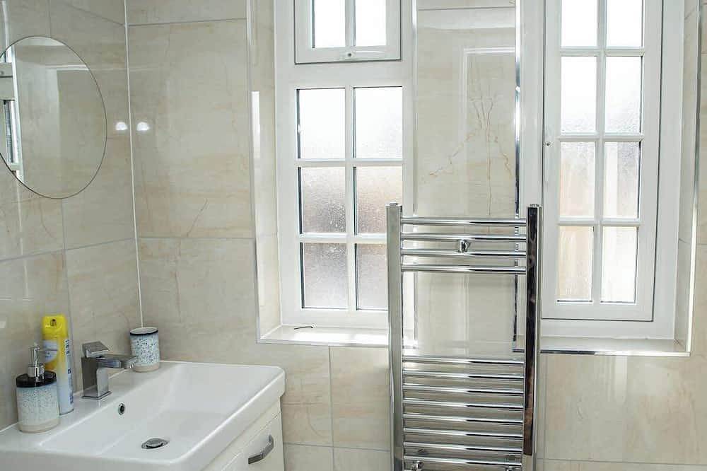 Entire apartment, Studio in Buckinghamshire with Secured Parking in Aylesbury, Buckinghamshire