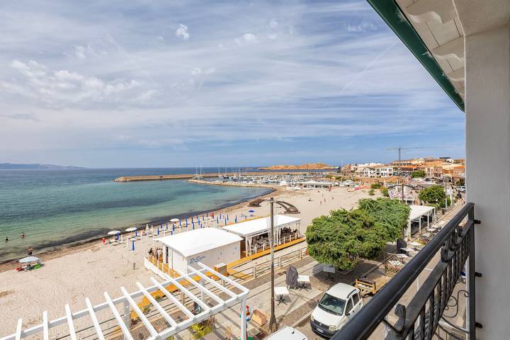 Appartamento intero, Appartamento 'Incanto Sul Mare' con Veranda Vista Mare e Aria Condizionata in Isola Rossa, Trinità d'Agultu e Vignola