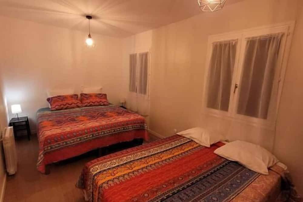 Family house with private garden sleeps 8 among the vines. Allowed celebrations in La Crau, Toulon region