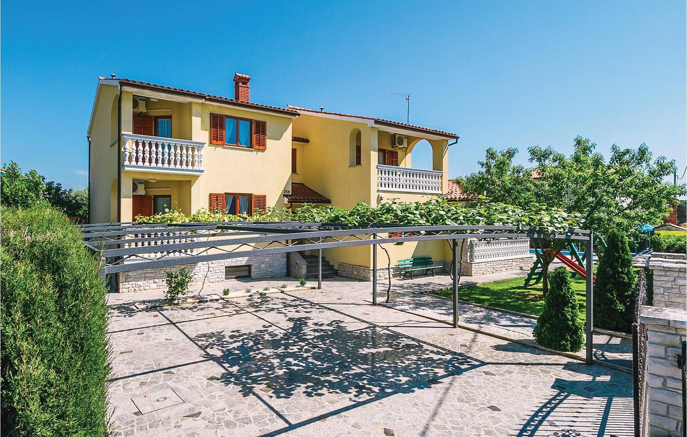 Casa de vacaciones para 13 personas con terraza in Valbandon, Costa sur de Istria