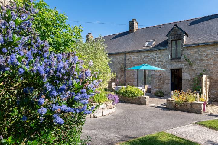Cottage 'Domaine De Lestroué- Île Aux Moines' with Shared Pool, Private Terrace and Wi-Fi in La Vraie-Croix, Vannes region