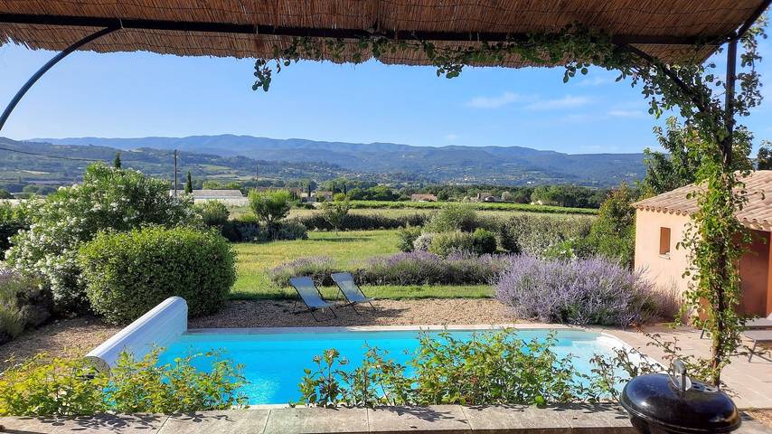 Villa pour 6 personnes, avec terrasse ainsi que jardin et piscine