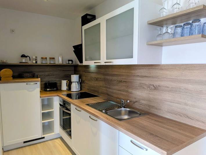 Ganze Wohnung, Willkommen in der Ferienwohnung „Auszeit“ – Ihrem perfekten Rückzugsort inmitten der malerischen Natur! Diese moderne und stilvoll gestaltete Wohnung mit einer Größe von 58 m² bietet einen gemütlichen Aufenthalt für bis zu 3 Personen und eignet sich ideal für Familien oder Paare, die dem Alltagsstress entfliehen möchten.

Die Ferienwohnung überzeugt durch eine offene Küchen-Living-Atmosphäre, die viel Licht und Platz bietet. Die vollständig ausgestattete Küche mit einem Ceranherd, Backofen, Kühlschrank und Geschirrspüler lässt beim Kochen keine Wünsche offen. Gemeinsame Mahlzeiten können am Esstisch im Wohnzimmer genossen werden, der zu entspannten Abenden und herzhaften Gesprächen einlädt. 

Zwei geschmackvoll eingerichtete Schlafzimmer bieten Platz für erholsame Nächte. Egal ob Sie nach einem abenteuerlichen Tag die Füße hochlegen oder sich einfach zurückziehen möchten, hier finden Sie den perfekten Ort zum Entspannen. Das Badezimmer ist mit einer bodengleichen Dusche ausgestattet und bietet modernen Komfort. 

Ein besonders Highlight der Wohnung ist der Balkon, auf dem Sie den Blick ins Grüne genießen können. Hier können Sie bei einer Tasse Kaffee dem Gesang der Vögel lauschen oder einfach die frische, ländliche Luft tanken. Für Ihren privaten Komfort sorgen zudem Gartenmöbel und ein Sonnenschirm, ideal für entspannende Stunden im Freien.

Familien mit Kindern sind in „Auszeit“ herzlich willkommen. Die Unterkunft ist kinderfreundlich und bietet eine Vielzahl an Annehmlichkeiten, die den Aufenthalt für die Kleinen angenehm gestalten. Zudem steht ein Privatparkplatz zur Verfügung, sodass auch der Zugang mit dem Auto unkompliziert ist. 

Die Lage der Unterkunft ist ein weiterer Anreiz für Ihren Aufenthalt. Sie finden sich in einem ruhigen Dorf, nur wenige Minuten entfernt von einem Supermarkt und Bankautomaten. Die Natur in der Umgebung lädt zu ausgedehnten Spaziergängen und Fahrradtouren ein. In der Nähe befinden sich zahlreiche Freizeitmöglichkeiten für Groß und Klein. 

Zu den weiteren Annehmlichkeiten zählen kostenloses Wlan, ein Tv mit Satellitenanschluss für entspannte Filmabende, ein Radio und ein Staubsauger, um die Wohnung stets in einem sauberen Zustand zu halten. Ihr Aufenthalt in „Auszeit“ wird von zusätzlichem Komfort wie einem Wasserkocher, einer Kaffeemaschine und Geschirrhandtüchern abgerundet.

Genießen Sie die perfekte Kombination aus ländlicher Idylle und modernen Annehmlichkeiten in der Ferienwohnung „Auszeit“. Hier können Sie neue Energie tanken, gemeinsamen Zeit verbringen und unvergessliche Erinnerungen schaffen. Buchen Sie jetzt Ihre Auszeit und freuen Sie sich auf einen erholsamen Urlaub! in Born a. Darß, Born am Darß
