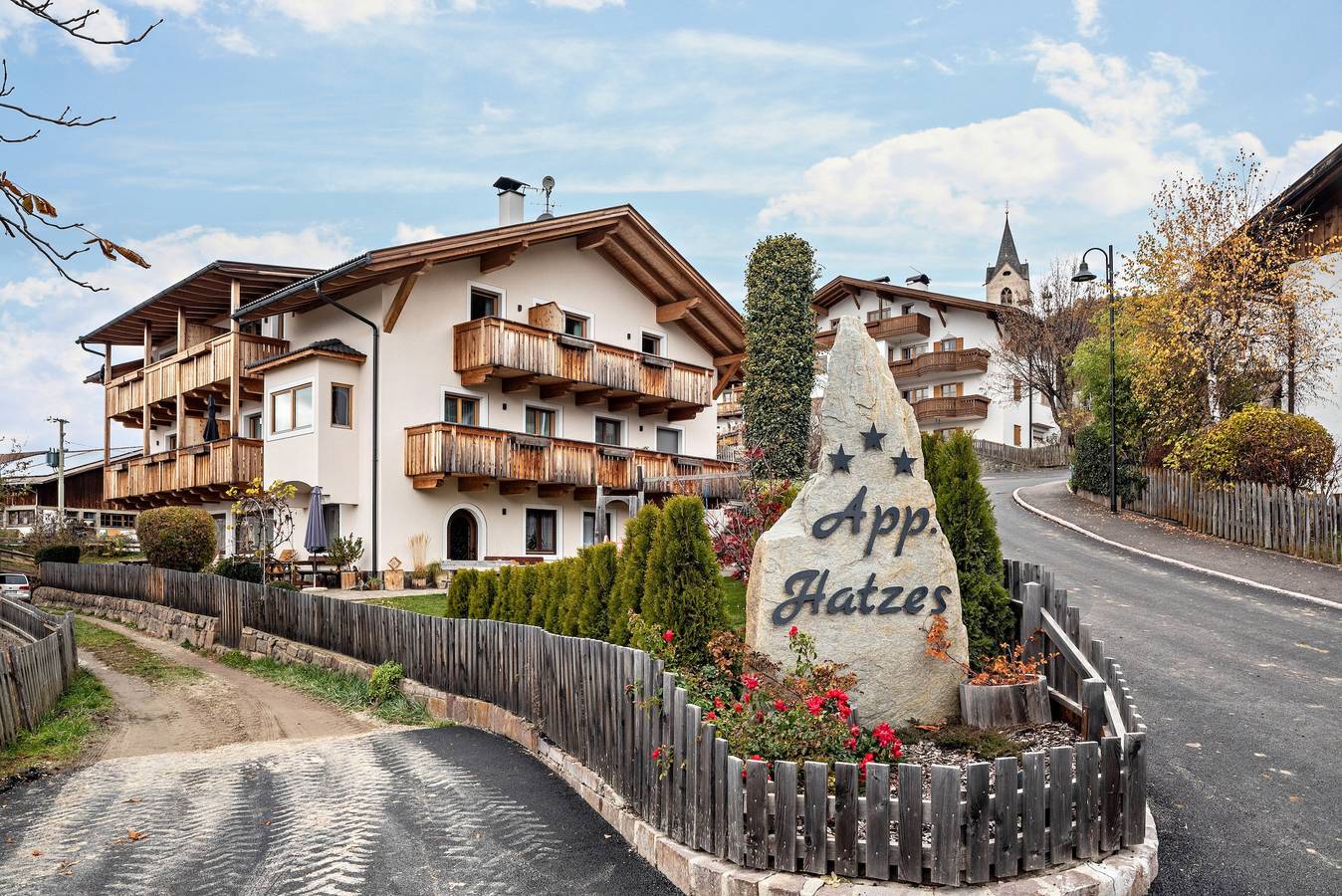 Hel lägenhet, Holiday Apartment 'Hatzes App Langkofel' with Mountain View, Balconies & Wi-Fi in Tschöfas, Lajen