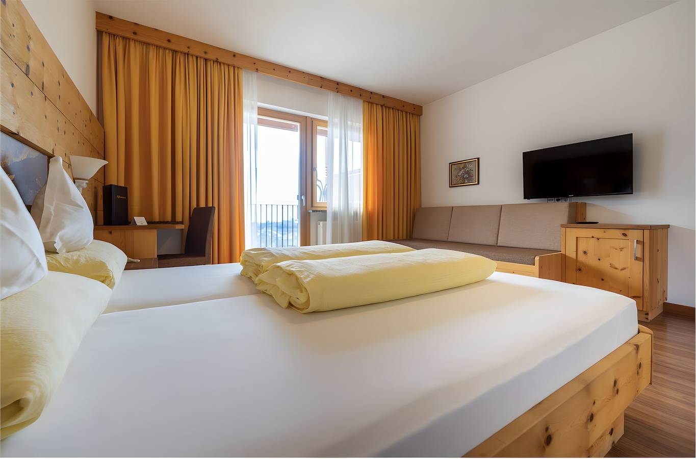 Room 'Silber Zimmer 2' with Mountain View, Wi-Fi and Air Conditioning in Tyrol (South Tyrol), Texel Group