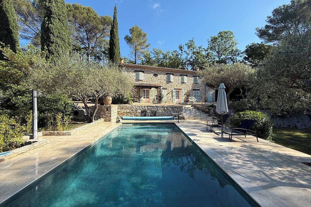 Private country house, garden, and relaxation between the sea and lake in Draguignan, Draguignan region