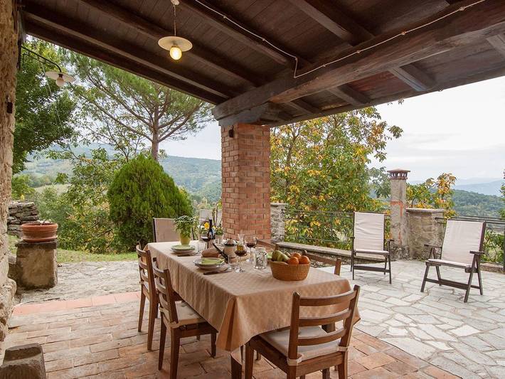 Agriturismo per 6 persone, con Balcone e Terrazza nonché Giardino e Piscina a Pratovecchio Stia