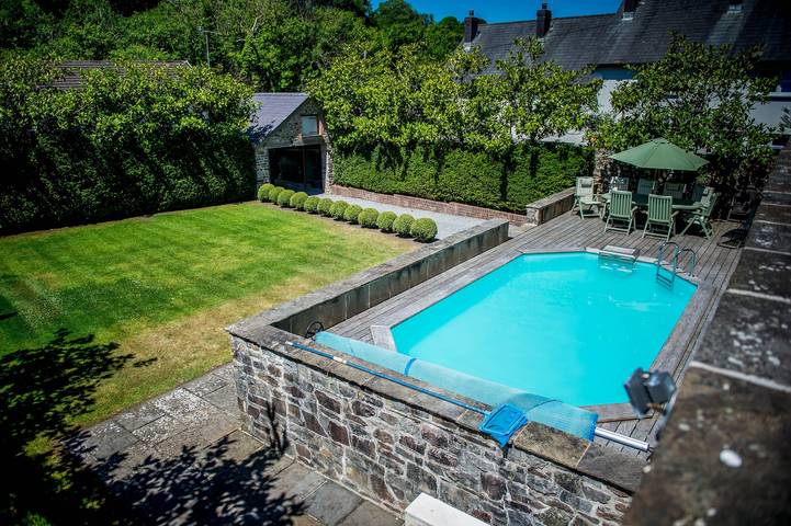 Holiday rental for 10 people, with garden and pool, child-friendly in Wales