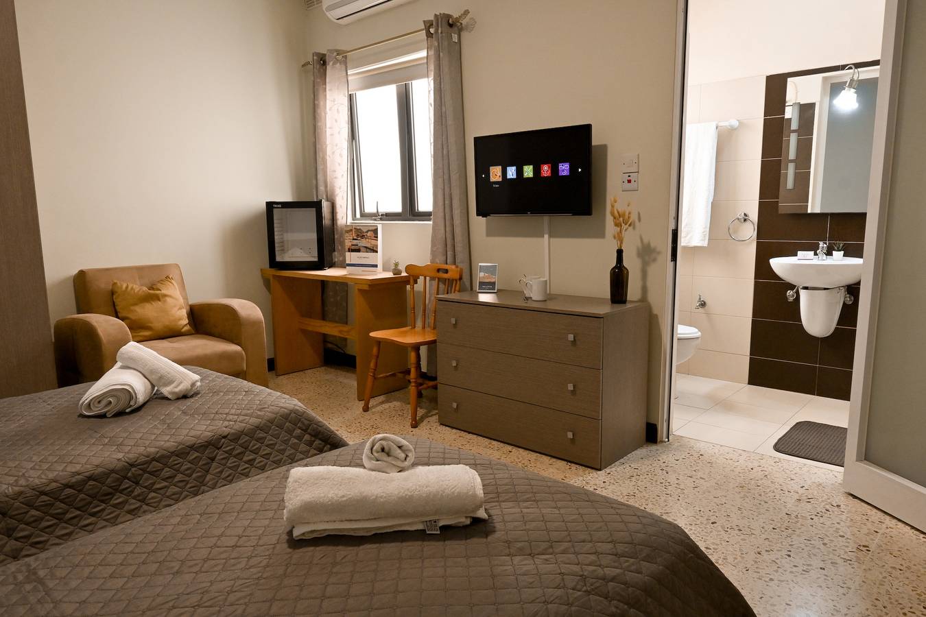 Sunny Ensuite by the Sea - B3 in Bahía de San Pablo, Isla de Malta