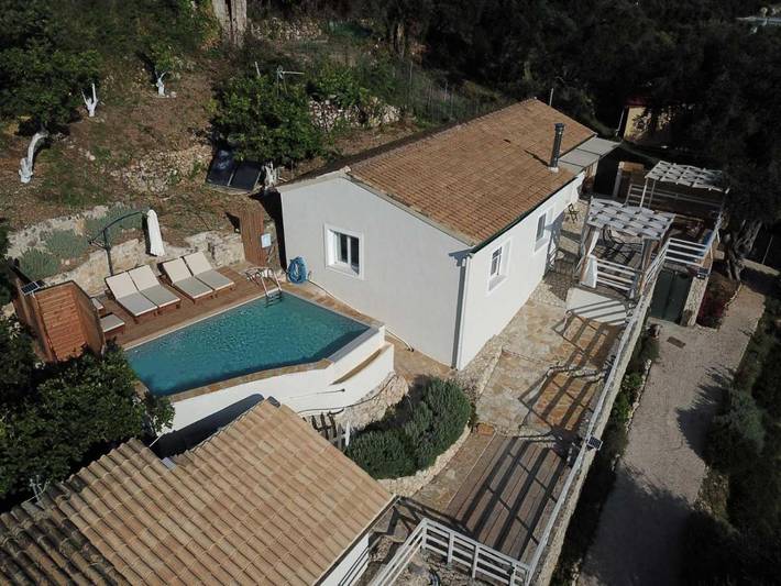 Location de vacances pour 8 personnes, avec vue ainsi que jardin et piscine dans Benitses - 3