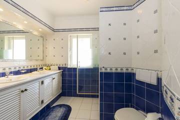 Villa for 10 People in Estômbar, Estômbar e Parchal, Photo 4