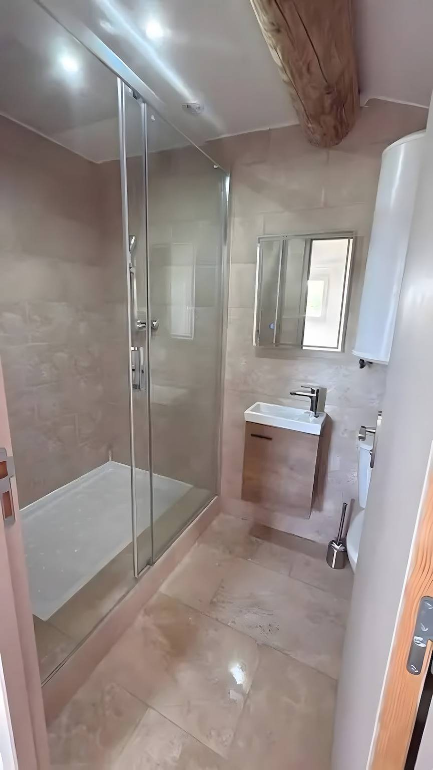 Apartamento entero, Apartamento 'Duplex 11' con Wi-Fi y aire acondicionado in Robion, Parque natural regional del Luberon