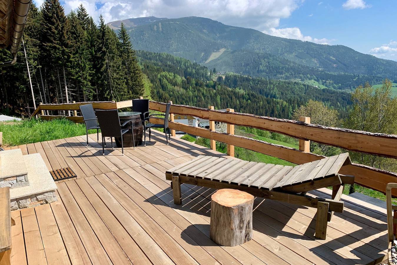 Chalet 'Bergspektive - Haus Alpenspa' mit Bergblick und Weinfassbad in Wolfsberg, Lavanttaler Alpen
