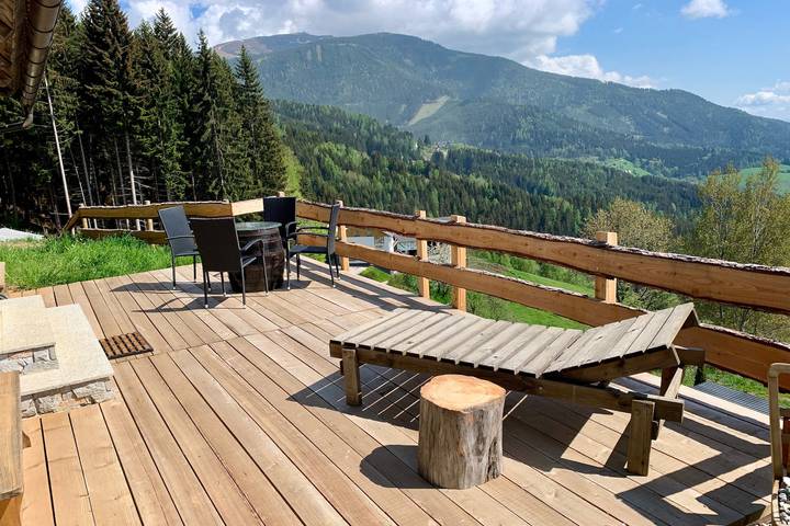 Chalet 'Bergspektive - Haus Alpenspa' con vistas a la montaña y bañera con barril de vino in Wolfsberg, Lavanttaler Alpen