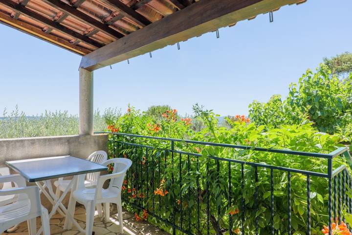 Vakantiehuis 'Le Murier - La Fontinelle' met bergzicht, gedeeld zwembad en airco in Bessas, Ardèche