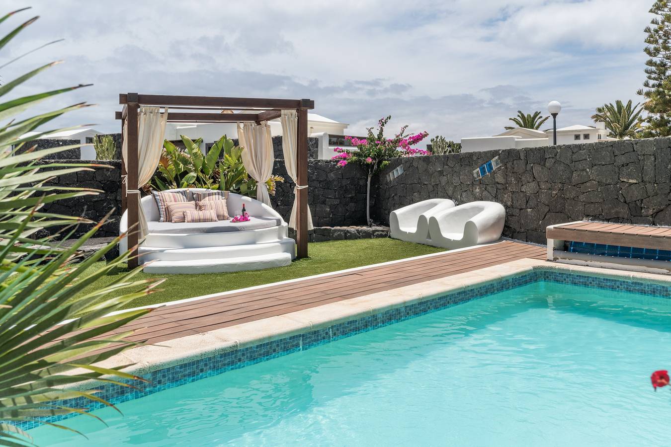 Villa de vacances 'Faro Park avec piscine privée', vue sur la montagne, terrasse privée et Wi-Fi in Montaña Roja, Yaiza